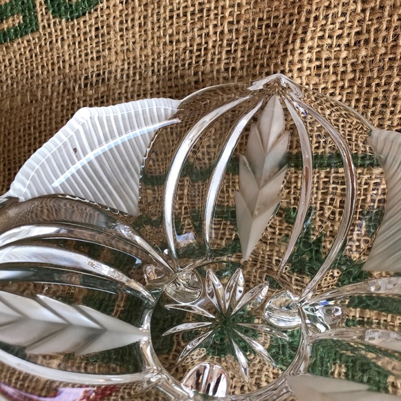 Crystal Footed Dish with Lid Frosted LEAF design - Picture 3 of 7